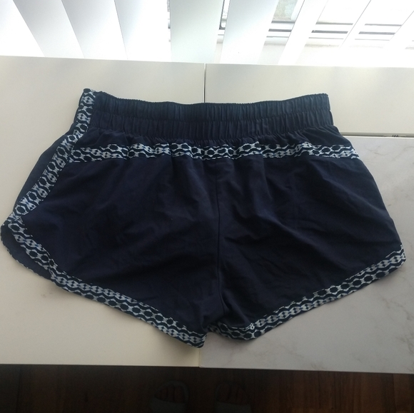 GapFit Shorts - Picture 2 of 3